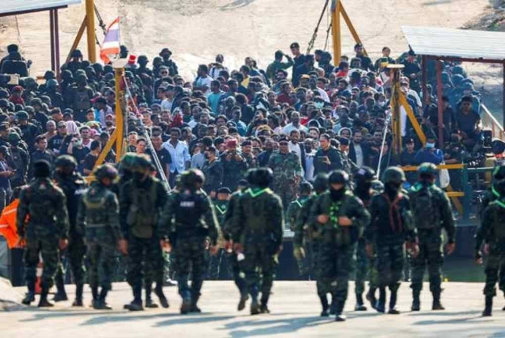 Pihak berkuasa Myanmar menyelamatkan mangsa dari KK Park dan Shwe Kokko, dua bandar sempadan yang terkenal dengan aktiviti pemerdagangan manusia, sebelum memindahkan mereka ke Thailand untuk proses selanjutnya. - Gambar fail/ Reuters