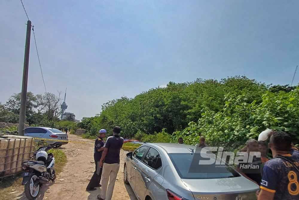 Nelayan tinggal di tepi Sungai Kuantan berhampiran Jambatan Tanjung Lumpur hadir ke lokasi bagi melihat suspek. Foto Sinar Harian.