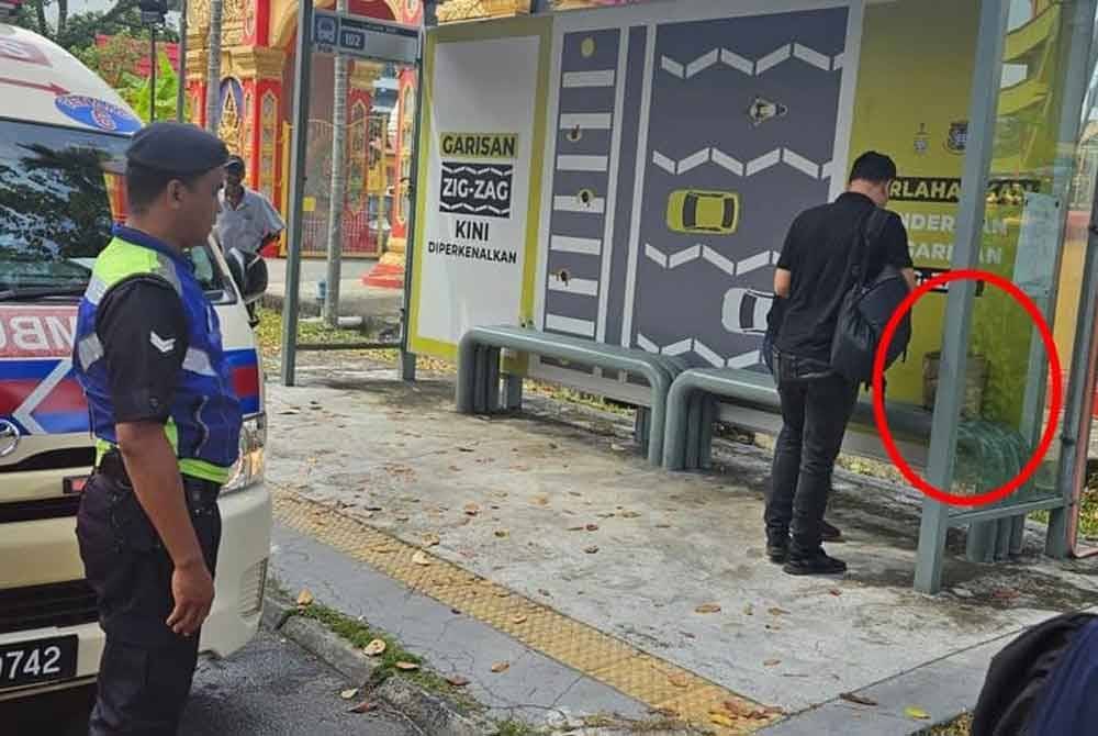 Bayi berkenaan ditemui di dalam sebuah beg kertas dan ditinggalkan di perhentian bas berkenaan.