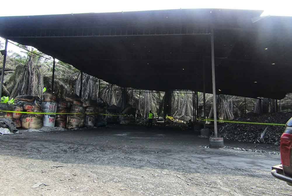 Dua lelaki ditahan dalam serbuan di kilang terbabit. Foto ihsan JAS Pahang