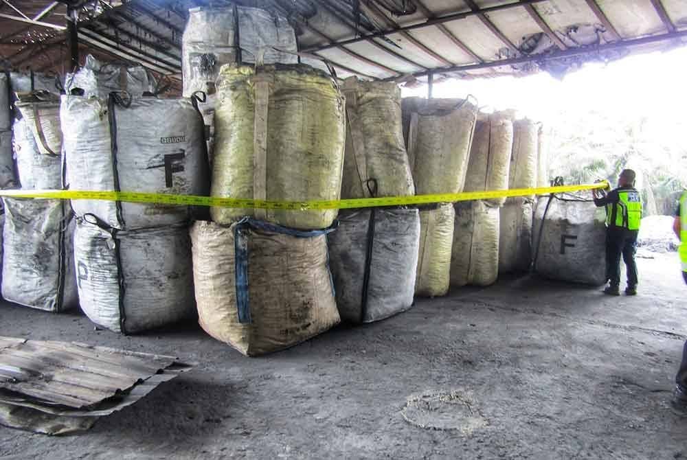 Antara barangan yang dirampas dan disita hasil serbuan di sebuah kilang pada Khamis. Foto ihsan JAS Pahang