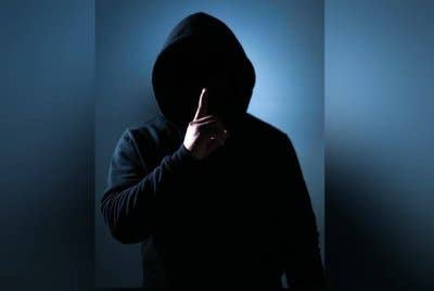 Golongan wanita kerja hingga lewat malam perlu sentiasa berhati-hati. Gambar hiasan