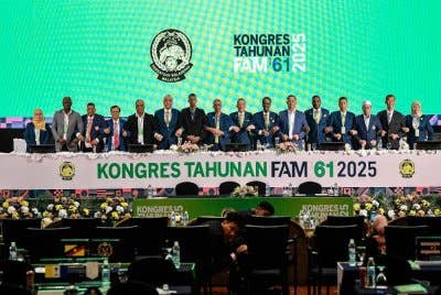 Mohd Joehari (tengah) bersama kepimpinan baharu FAM selepas Kongres Tahunan FAM ke-61 pada Sabtu.