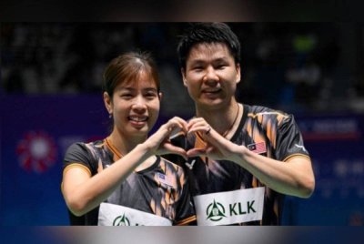 Soon Huat (kanan) dan Shevon memanjat satu anak tangga untuk bergelar pasangan ketiga dunia. Foto Agensi