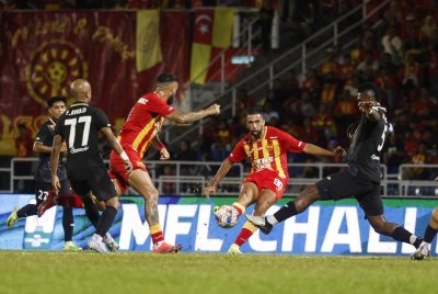 Pemain Selangor FC Ali Iyad Ali Olwan (dua dari kanan) cuba mengawal bola dari serangan pemain PDRM FC pada perlawanan akhir pertama MFL Challenge Cup 2024/2025 di Stadium Majlis Bandaraya Petaling Jaya malam ini. Foto Bernama