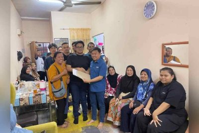 Zulkifli (kanan, berdiri) menerima borang penyertaan daripada penduduk dari PPR Taman Iskandar, Johor Bahru.