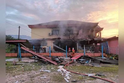Anggota bomba bertungkus-lumus memadam kebakaran sebuah rumah dalam kejadian di Kampung Pahang, Jalan Pahang di sini pada Ahad.