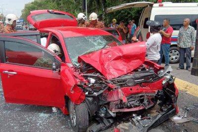 Kereta Perodua Axia yang dipandu wanita warga emas yang terlibat kemalangan dengan lori di persimpangan lampu isyarat. Foto bomba