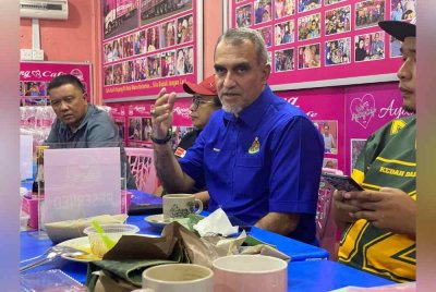 Mohamed Yusoff Khan (dua, kanan) mendedahkan ada dalam kalangan tekong menawarkan harga bermula RM4,500 kepada seorang pendatang asing tanpa izin (PATI) untuk membolehkan mereka masuk bekerja di Malaysia.