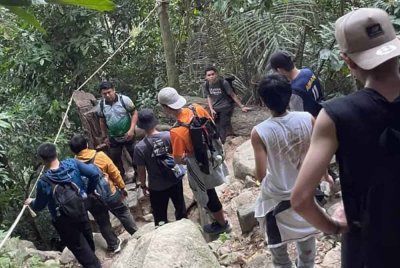 Kakitangan Jabatan Perhutanan Negeri Sembilan menjalankan penguatkuasaan di Taman Eko Rimba Gunung Datuk bagi pemeriksaan permit kepada pendaki.
