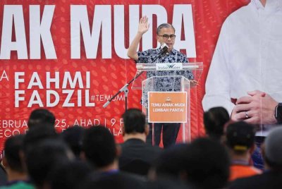 Fahmi berucap pada Program Temu Anak Muda Lembah Pantai di Dewan Cengal, IWK Eco Park, Pantai Dalam pada Ahad. Foto Bernama