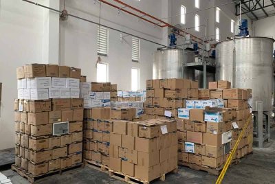 Antara rampasan kotak berisi sarung tangan getah yang dirampas LGM dalam serbuan di sebuah premis di Kapar, Klang pada Khamis.