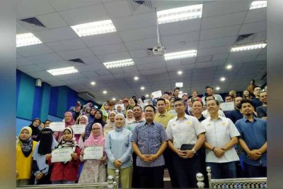 Khairul Azwan (empat dari kanan) bersama peserta selepas menyempurnakan Perasmian Penutup Kursus Go Halal X-Pert di Kolej Komuniti Pasir Salak di sini pada Ahad.