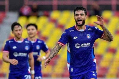 Joao Pedro (kanan) menyertai kelab Ho Chi Minh City FC di Vietnam secara pinjaman.