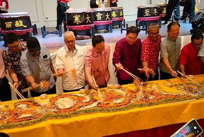 Hassan (tiga dari kiri) menggaul Yee Sang pada Majlis Rumah Terbuka Parlimen Tebrau 2025 Bersama PKR Johor di Tebrau pada Ahad.