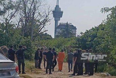 Suspek berusia 53 tahun dibawa oleh polis bagi siasatan lanjut dan mendapat barang bukti. Foto Sinar Harian.