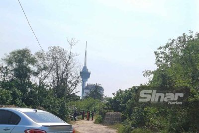 Polis membawa suspek pembunuhan Norshamira ditemukan di tepi sungai berhampiran Jambatan Tanjung Lumpur pada 13 Februari lalu. Foto Sinar Harian.