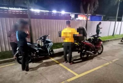 Dua remaja yang melalukan aksi 'wheelie' ditahan polis di kilometer 83.9 Jalan Kluang - Kota Tinggi, dalam Operasi Samseng Jalan di Kluang. - Foto IPD Kluang