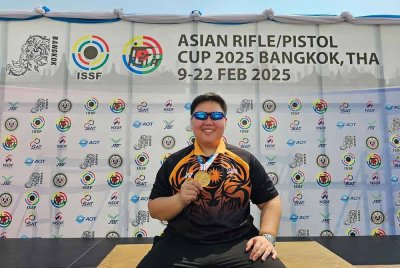 Alia Sazana bukan sahaja membidik emas malah memecahkan rekod Asia dalam acara 25 meter pistol wanita pada Kejohanan Rifle/Pistol Piala Asia 2025 di Bangkok pada Ahad. Foto Majlis Sukan Negara Malaysia