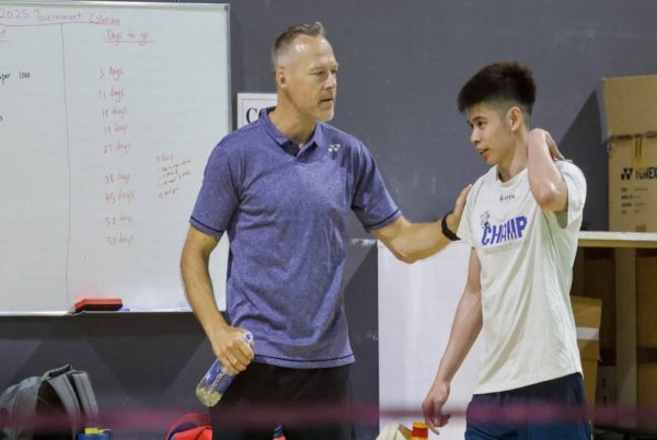 Jonassen (kiri) bangga dengan semangat juang tinggi yang dipamerkan Jun Hao pada BAMTC di China Khamis lalu. Foto Agensi