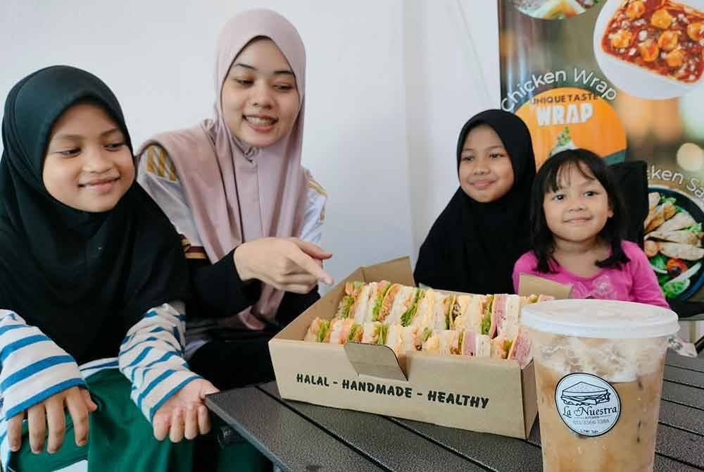 Pelanggan menikmati hidangan sandwic disediakan La Nuestra Kitchen SP.