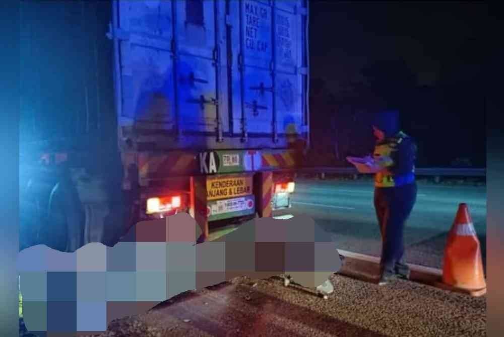 Juruteknik maut selepas motosikal yang ditunggangnya melanggar bahagian belakang sebuah treler yang mengalami kerosakan di lorong kecemasan di KM235.4 Lebuhraya Utara-Selatan arah utara pada Ahad.