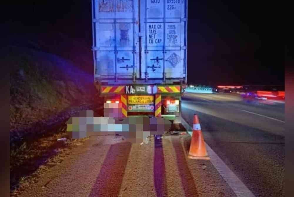 Keadaan di lokasi kejadian yang membabitkan sebuah motosikal dan treler muatan kaca.