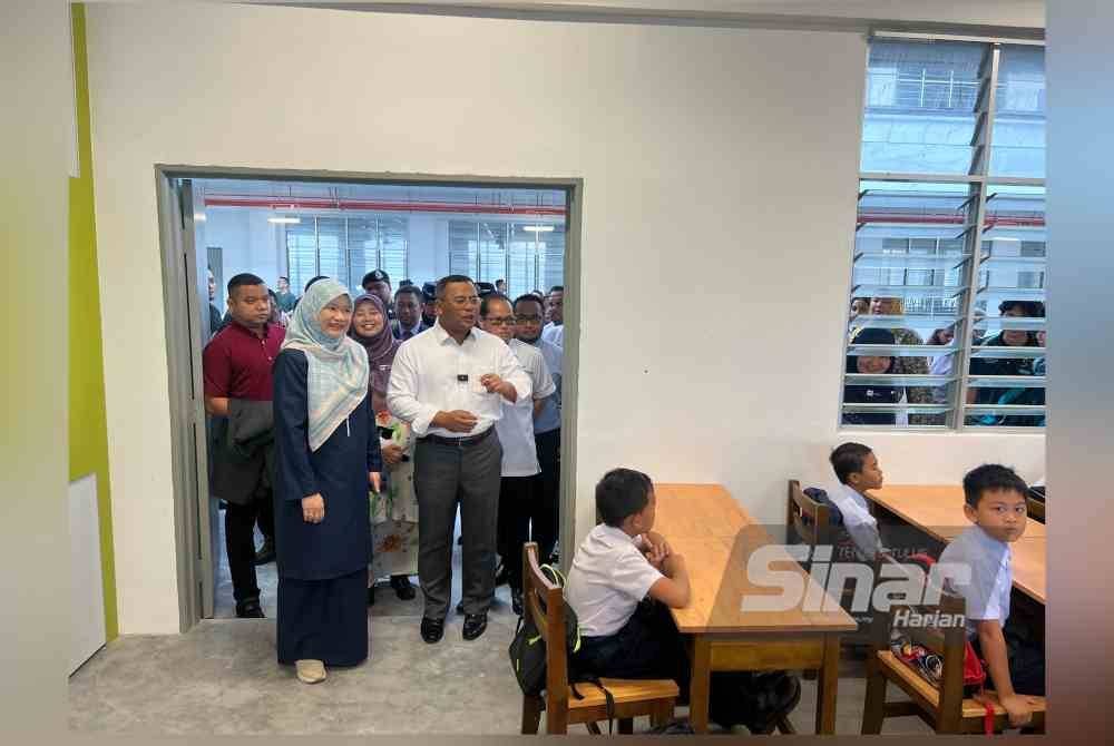 Fadhlina (kiri) bersama Menteri Besar Selangor, Datuk Seri Amirudin Shari ketika sesi lawatan hari pertama sesi persekolahan 2025 di SK Taman Pelangi Semenyih, pada Isnin.