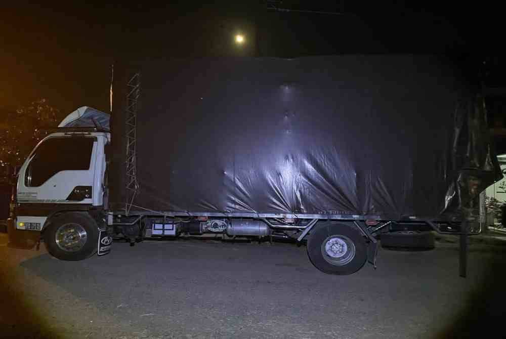 Hasil pemeriksaan ke atas sebuah lori menjumpai pokok puding, sandpaper, masjutik hijau,thong urai, masjutik batik dan olardon yang dipercayai diseludup dari Thailand. Foto PGA
