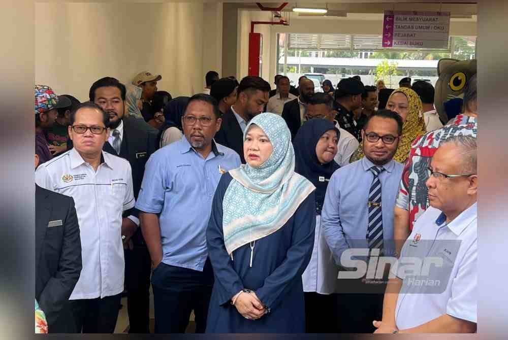 Fadhlina ketika meninjau hari pertama persekolahan sesi akademik 2025/2026 di SK Taman Pelangi Semenyih pada Isnin.