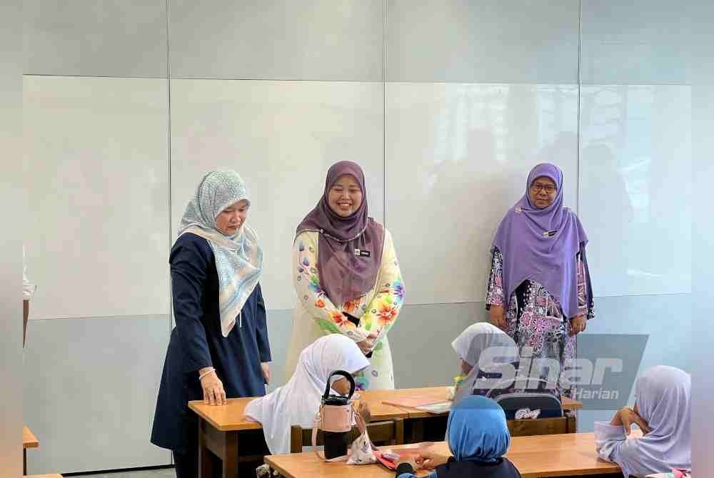 Fadhlina ketika meninjau bilik darjah di SK Taman Pelangi Semenyih pada hari pertama persekolahan sesi akademik 2025/2026 pada Isnin.