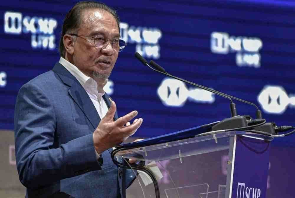 Anwar berucap pada Persidangan China Asia Tenggara di sebuah hotel pada Isnin. Foto Bernama