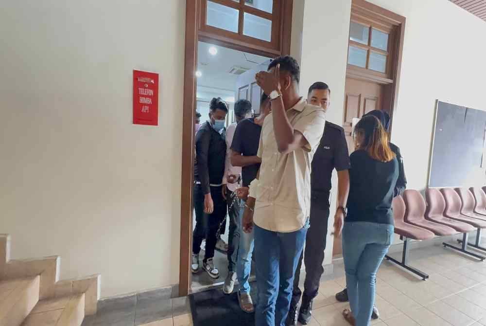 Kesemua enam tertuduh ketika berada di mahkamah.