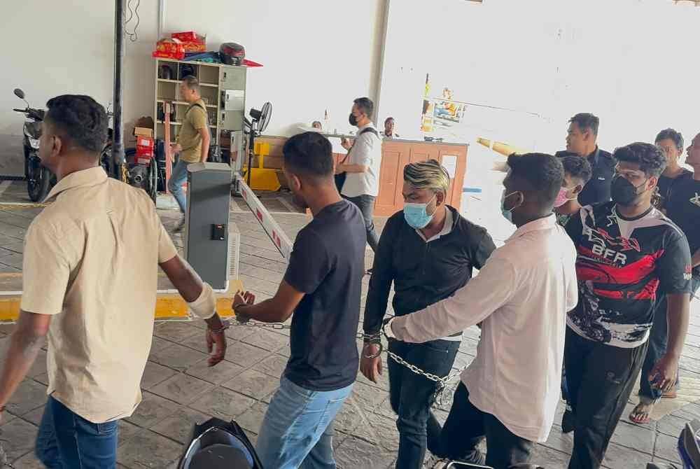 Enam lelaki dituduh di mahkamah di atas pertuduhan merusuh sesama sendiri sehingga mendatangkan kecederaan pada 12 Januari lalu.