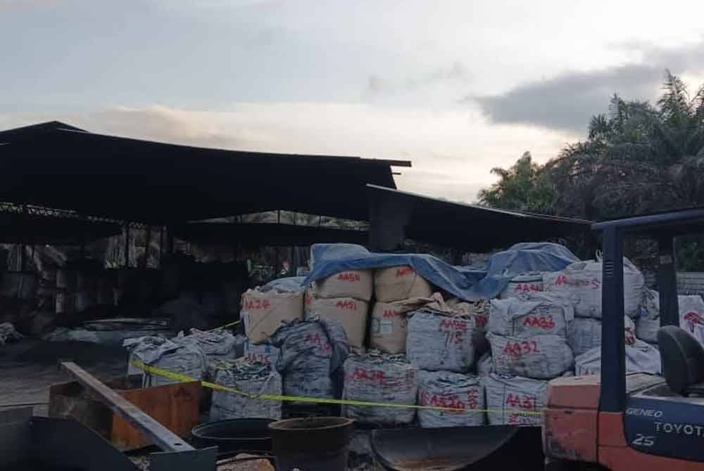 PGA memaklumkan e-waste dan sisa buangan terjadual itu dipercayai dibawa masuk dari China untuk diproses dan dijual semula ke pasaran luar negara. Foto PGA