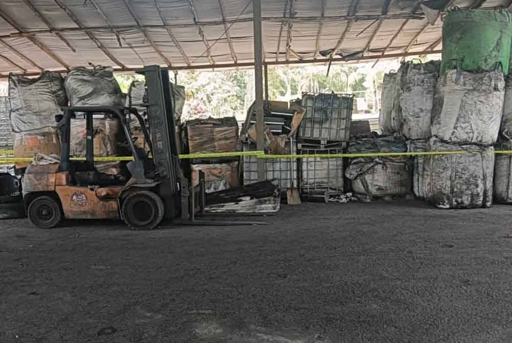 Hasil serbuan menemukan puluhan guni sisa elektronik dan buangan terjadual seperti ‘black powder’, lebih 670 tan perak di samping pelbagai mesin dan jentera memproses bahan pelupusan tanpa dokumen JAS. Foto PGA