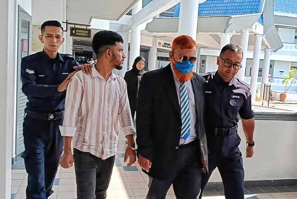 Miah (dua dari kiri) ketika dibawa keluar dari mahkamah pada Isnin.