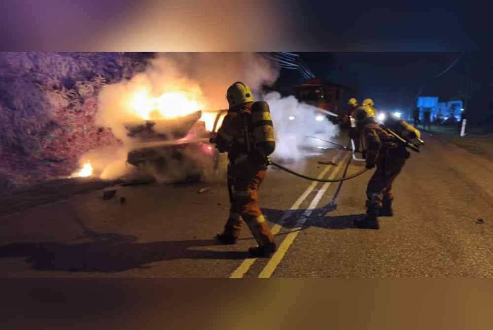 Anggota Jabatan Bomba dan Penyelamat Malaysia (JBPM) memadam kebakaran sebuah kereta yang hilang kawalan dan bertembung dengan sebuah lori polis di Jalan Bukit Cerakah, Klang, Selangor pada Isnin. Foto JBPM.