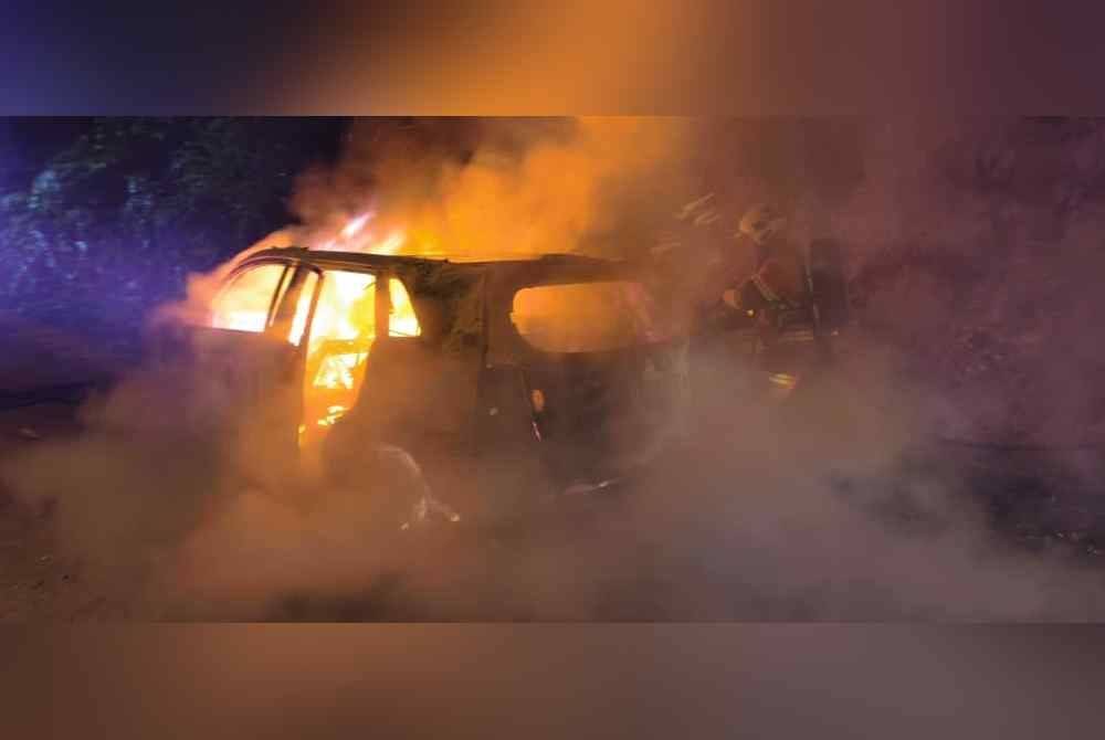 Kereta dipandu oleh seorang lelaki terbakar 90 peratus setelah bertembung dengan sebuah lori polis di Jalan Bukit Cerakah, Klang, Selangor pada Isnin. Foto JBPM.