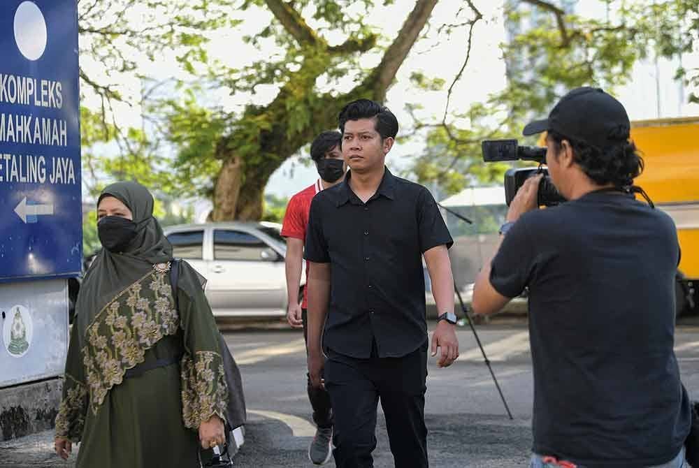 Bapa kepada Zayn Rayyan, Zaim Ikhwan (tengah) hadir di Mahkamah Sesyen hari ini, untuk perbicaraan kes pengabaian yang dihadapi ibu bapa kanak-kanak autistik itu. Foto Bernama