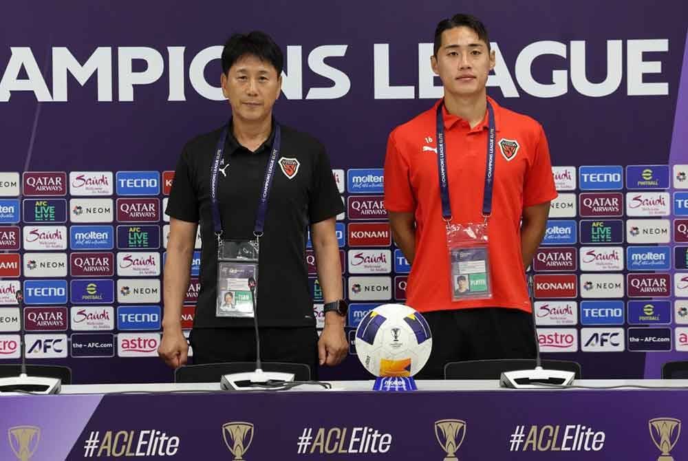 Tae-ha dan pemain Pohang Steelers, Han Chan-hee (kanan) ketika sidang media menjelang aksi Zon Timur ACLE di Stadium Sultan Ibrahim pada Isnin. Foto Bernama