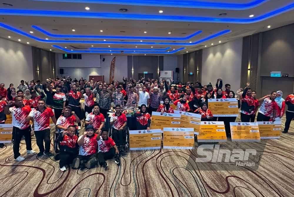 Atlet-atlet para menerima insentif dan diraikan dalam satu majlis di Tunjong pada Isnin. FOTO SINAR HARIAN-ADILA SHARINNI WAHID