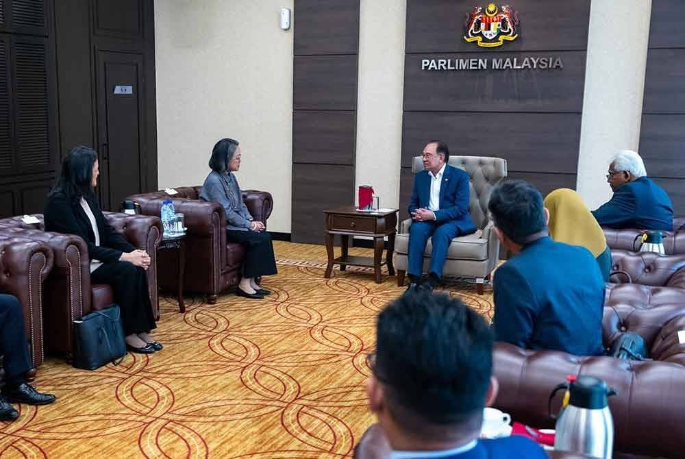 Anwar semasa pertemuan dengan Setiausaha Eksekutif Suruhanjaya Ekonomi dan Sosial Pertubuhan Bangsa-Bangsa Bersatu (PBB) bagi Asia dan Pasifik (UNESCAP), Armida Salsiah Alisjahbana, pada Isnin.