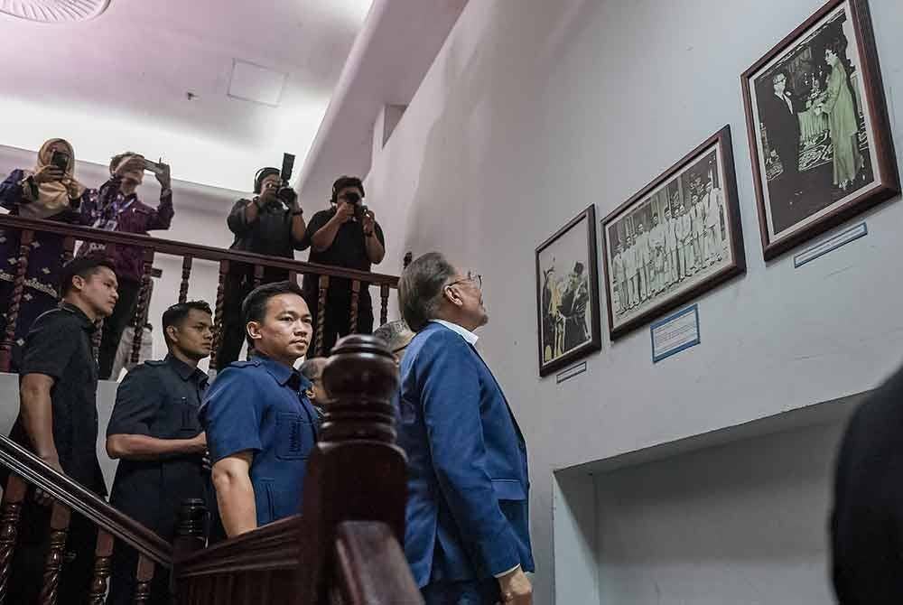 Anwar melihat lukisan yang dipamerkan.