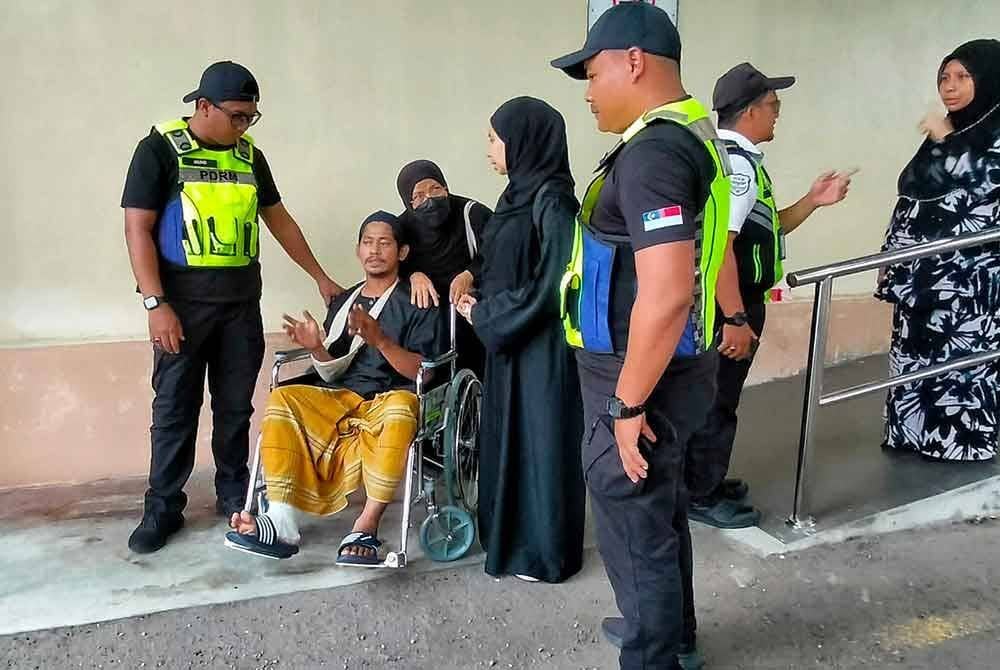 Muhammad Khairuddin berkerusi roda menuntut jenazah isteri dan anak-anaknya.