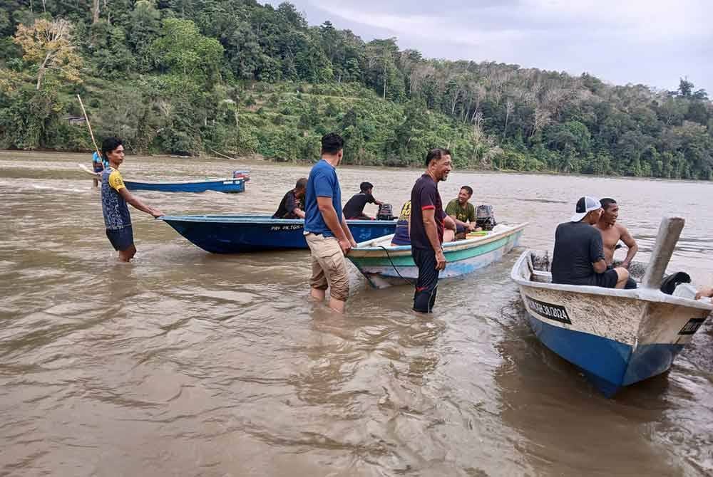 Penduduk kampung turut membantu operasi pencarian di lokasi kejadian menggunakan bot nelayan. Foto: Bomba Perak