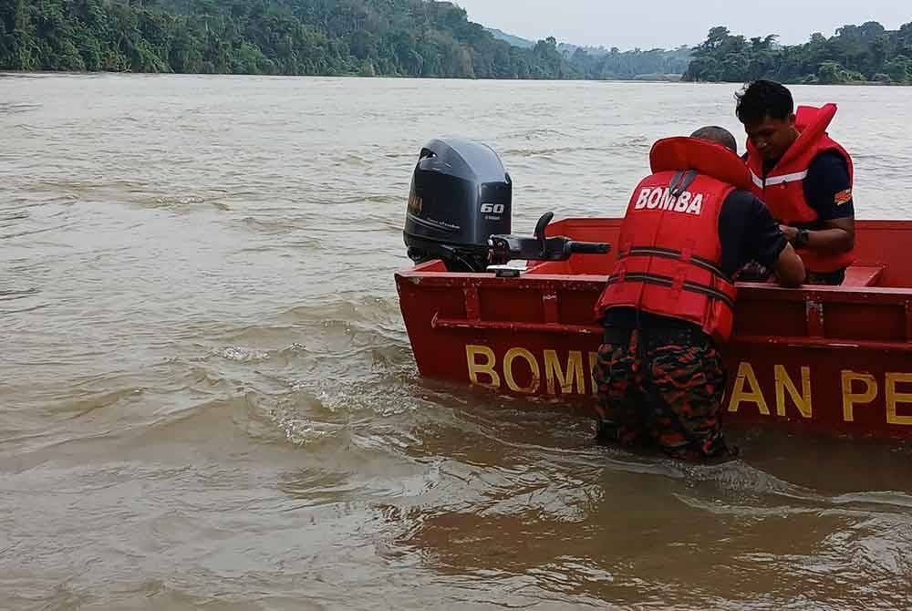 Operasi mencari dan menyelamat dua pelajar lelaki yang dikhuatiri lemas berdepan cabaran dengan keadaan cuaca mendung dan arus air sungai deras. Foto: Bomba Perak