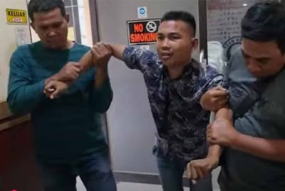 Pelaku semasa ditahan pihak berkuasa. - Agensi