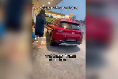 Tangkap layar tular seorang wanita yang mahu mengisi RON95 untuk keretanya yang bernombor pendaftaran Singapura.