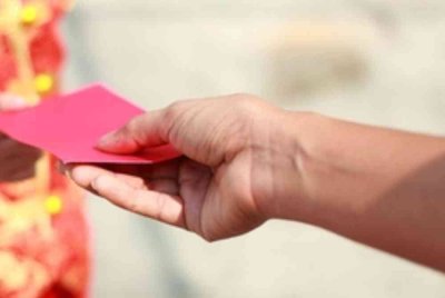 Seorang kanak-kanak lelaki bertindak nekad membuat laporan polis terhadap bapanya yang didakwa ‘mencuri’ angpau diterimanya sewaktu perayaan Tahun Baharu Cina.